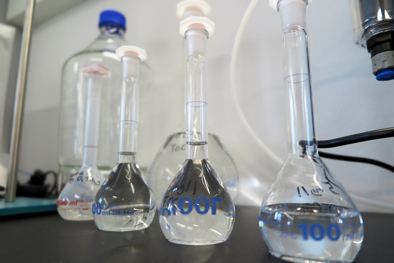 Glaskolben im Wasserlabor